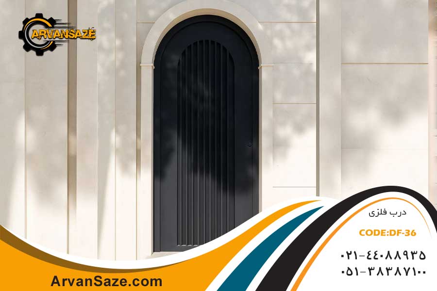 درب نفررو هلالی، تمام فلزی به رنگ مشکی با طراحی کیت کتی